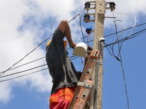 Intervenções irregulares na rede elétrica podem causar graves acidentes